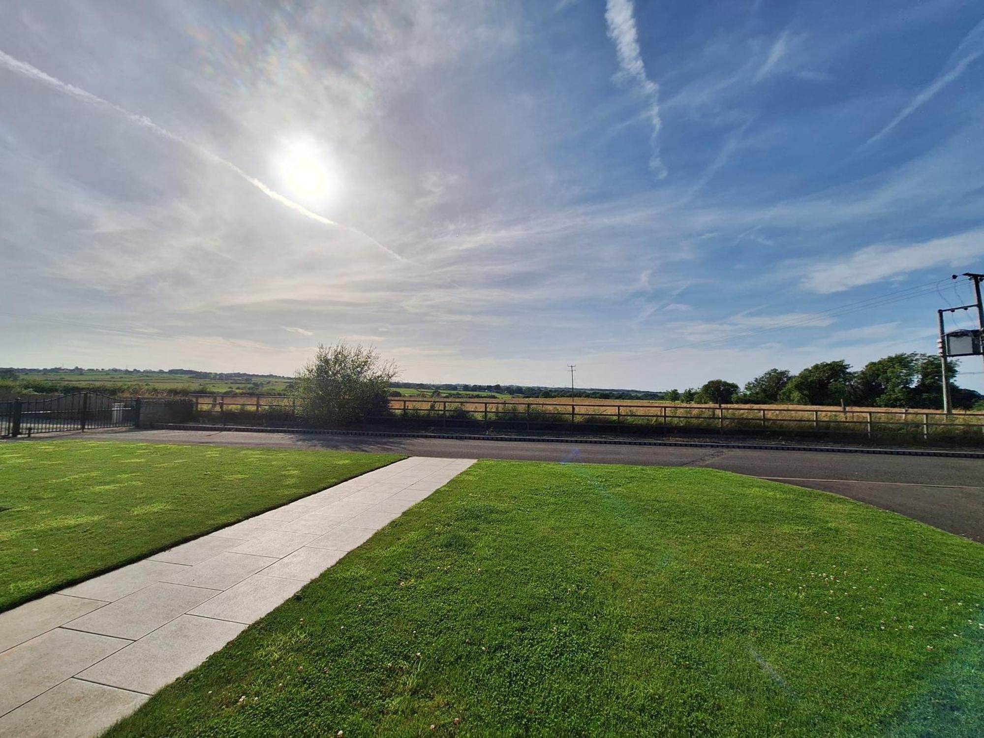 Lanarkshire Apartment- Views- Sleeps 4- Balcony Larkhall  Exteriér fotografie